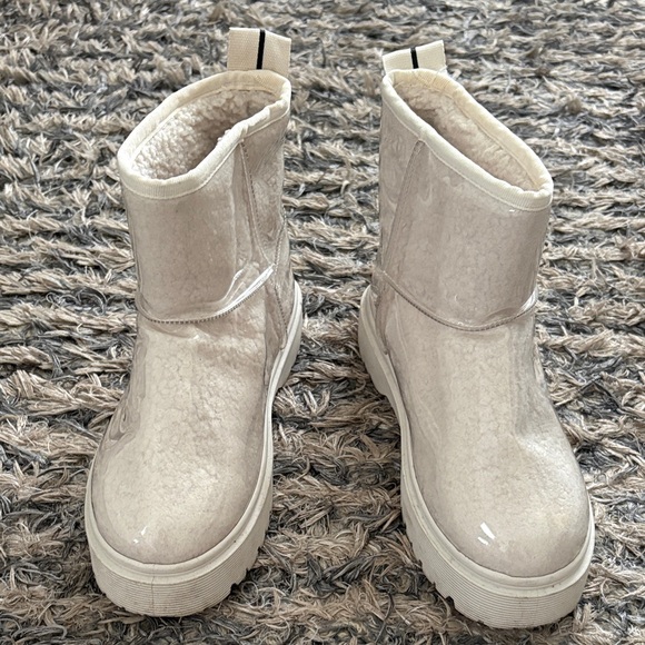 Steve Madden Cream Ankle Boots with Water-Proof Clear Cover Design, Size 6 - Picture 5 of 9